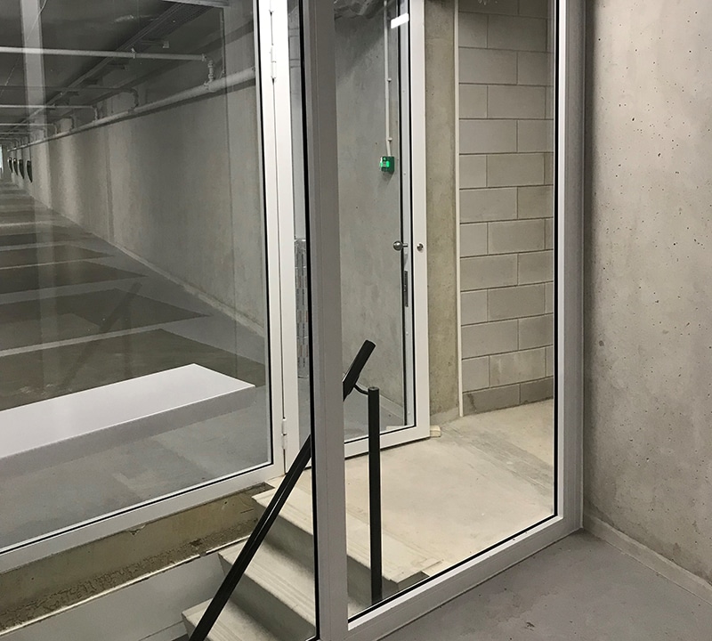 Aansluiting pui op betonconstructie Pontsteiger Amsterdam