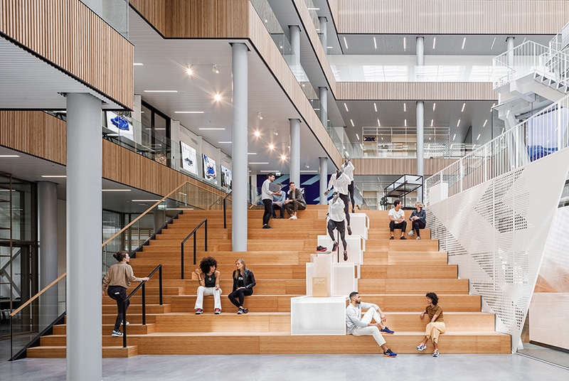 Atrium in het hoofdkantoor van ASICS