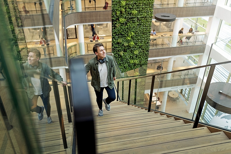 Atrium in het Danone-hoofdkantoor met groene wand