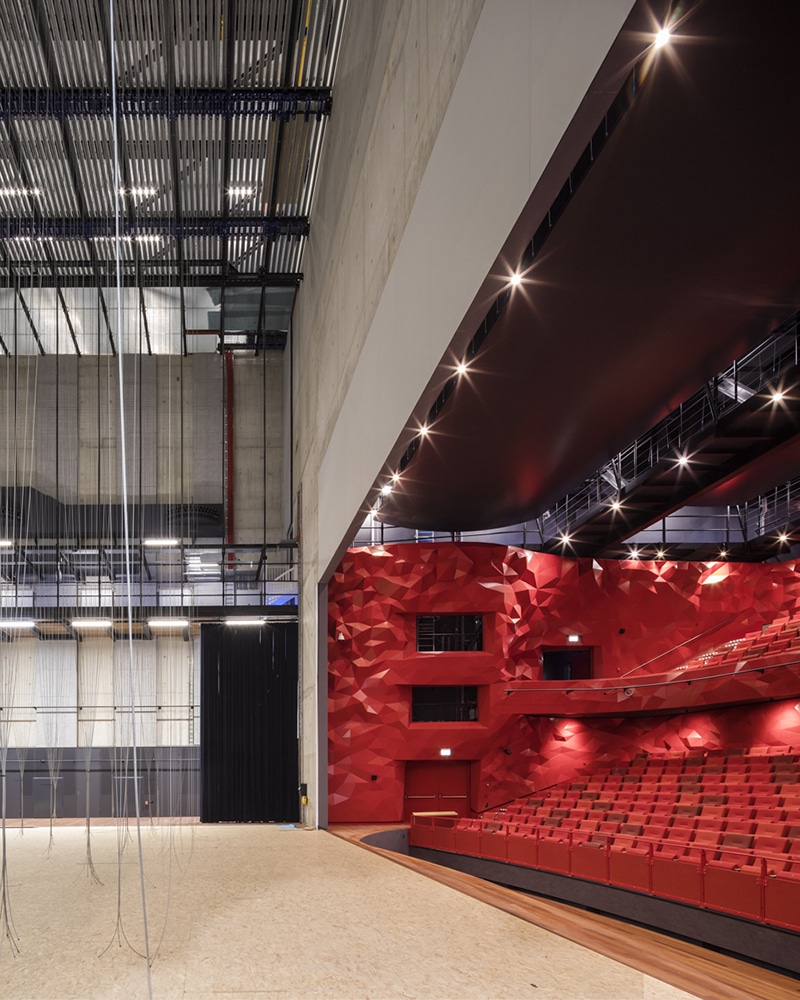 Theater Zuidplein - akoestische zaal met podium