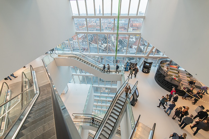 Roltrappen in het atrium van Forum Groningen