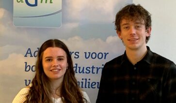 Karlijn en Chiel met hun ontwerpinstrument om brandveiligheid aluminium vliesgevels te toetsen