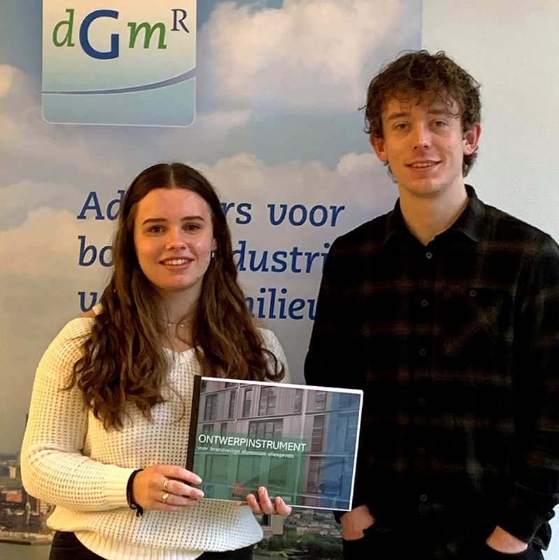 Karlijn en Chiel met hun ontwerpinstrument om brandveiligheid aluminium vliesgevels te toetsen