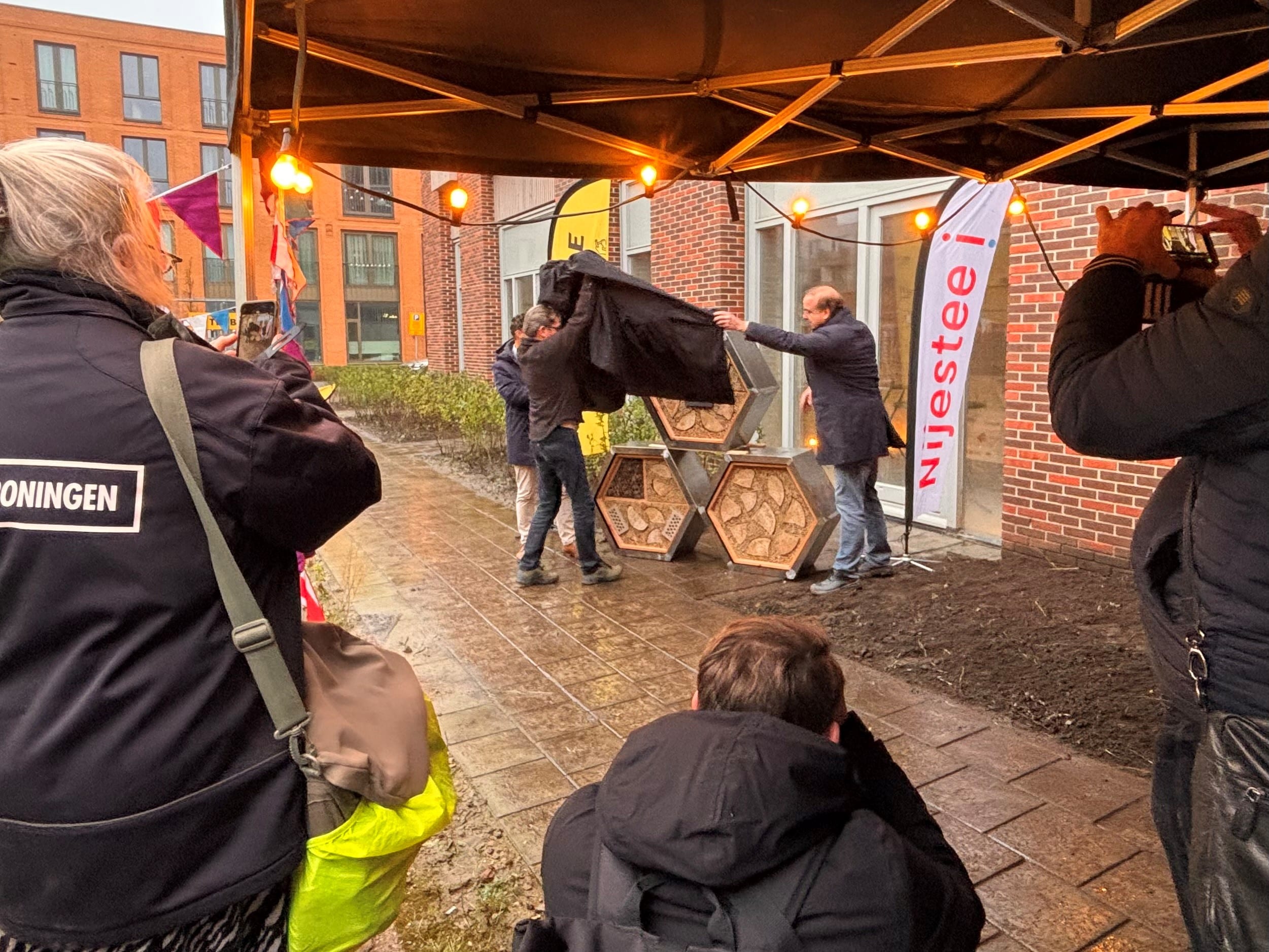 Onthulling insectenhotel in Grunobuurt Groningen