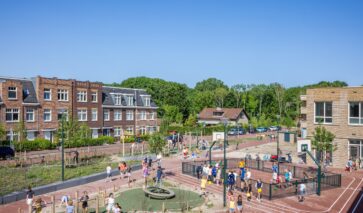Kindcentrum met schoolplein in woonwijk
