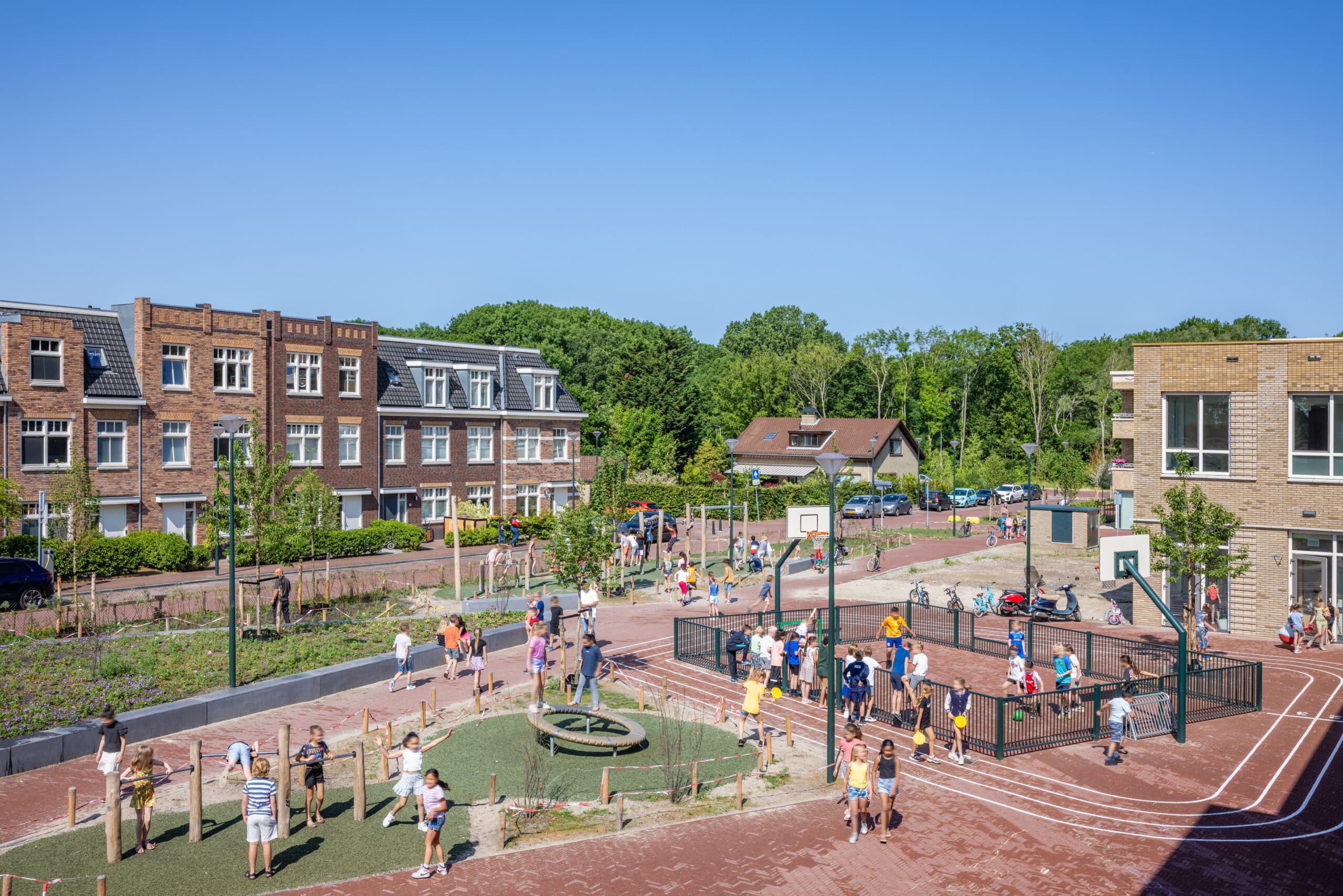 Kindcentrum met schoolplein in woonwijk
